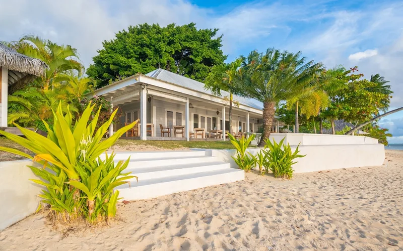Beach lodge on the Moorea lagoon, a base for snorkeling in moorea tahiti